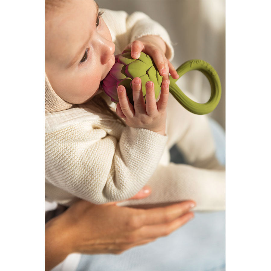 Oli & Carol - Beißring & Rassel "Artichoke" aus Naturkautschuk