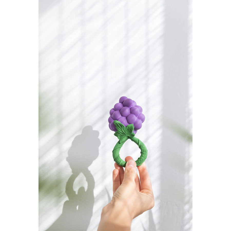 Oli & Carol - Beißring & Rassel "Grape" aus Naturkautschuk