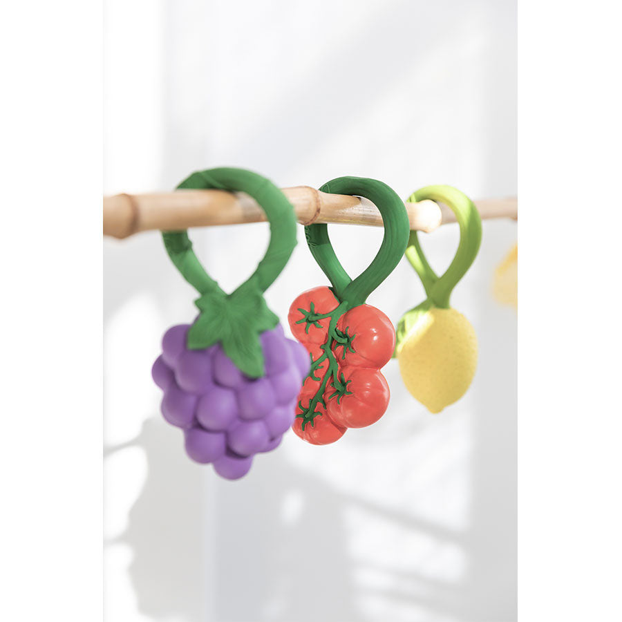 Oli & Carol - Beißring & Rassel "Grape" aus Naturkautschuk