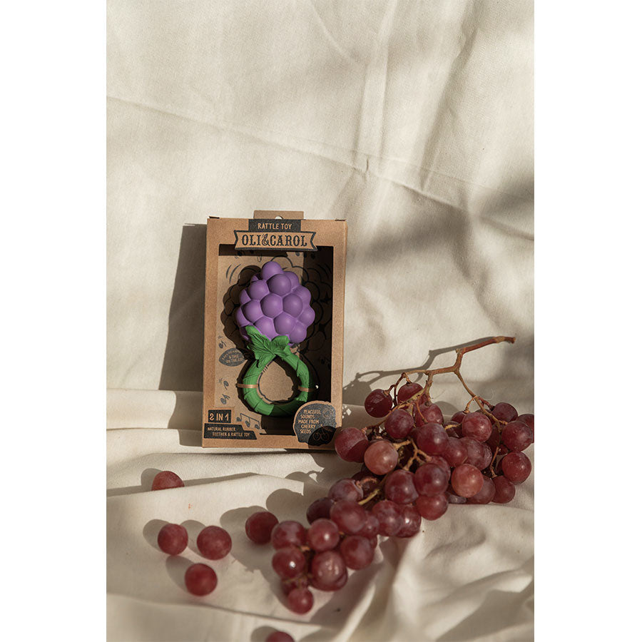 Oli & Carol - Beißring & Rassel "Grape" aus Naturkautschuk