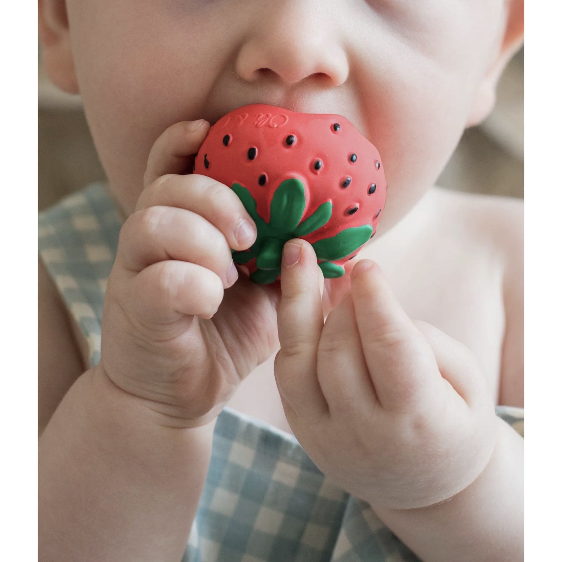 Oli & Carol - Beißring & Badespielzeug "Sweetie the Strawberry"