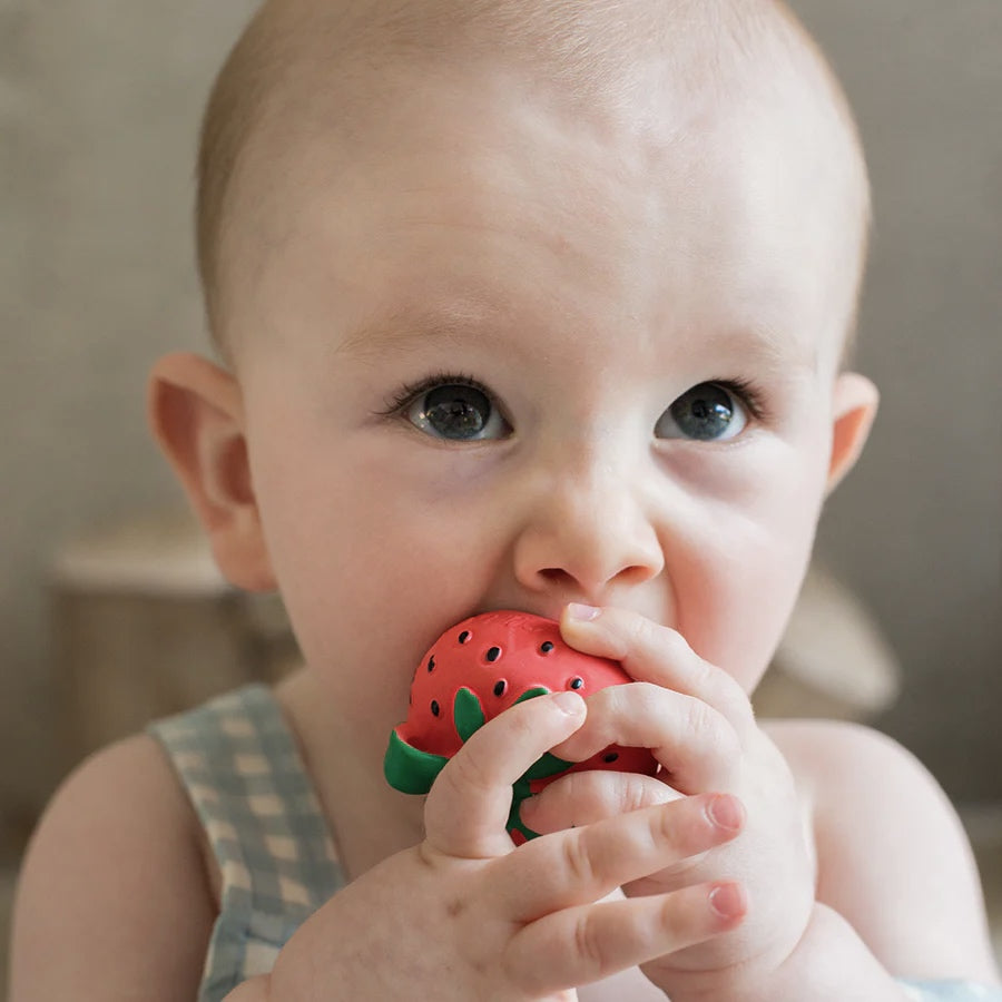 Oli & Carol - Beißring & Badespielzeug "Sweetie the Strawberry"