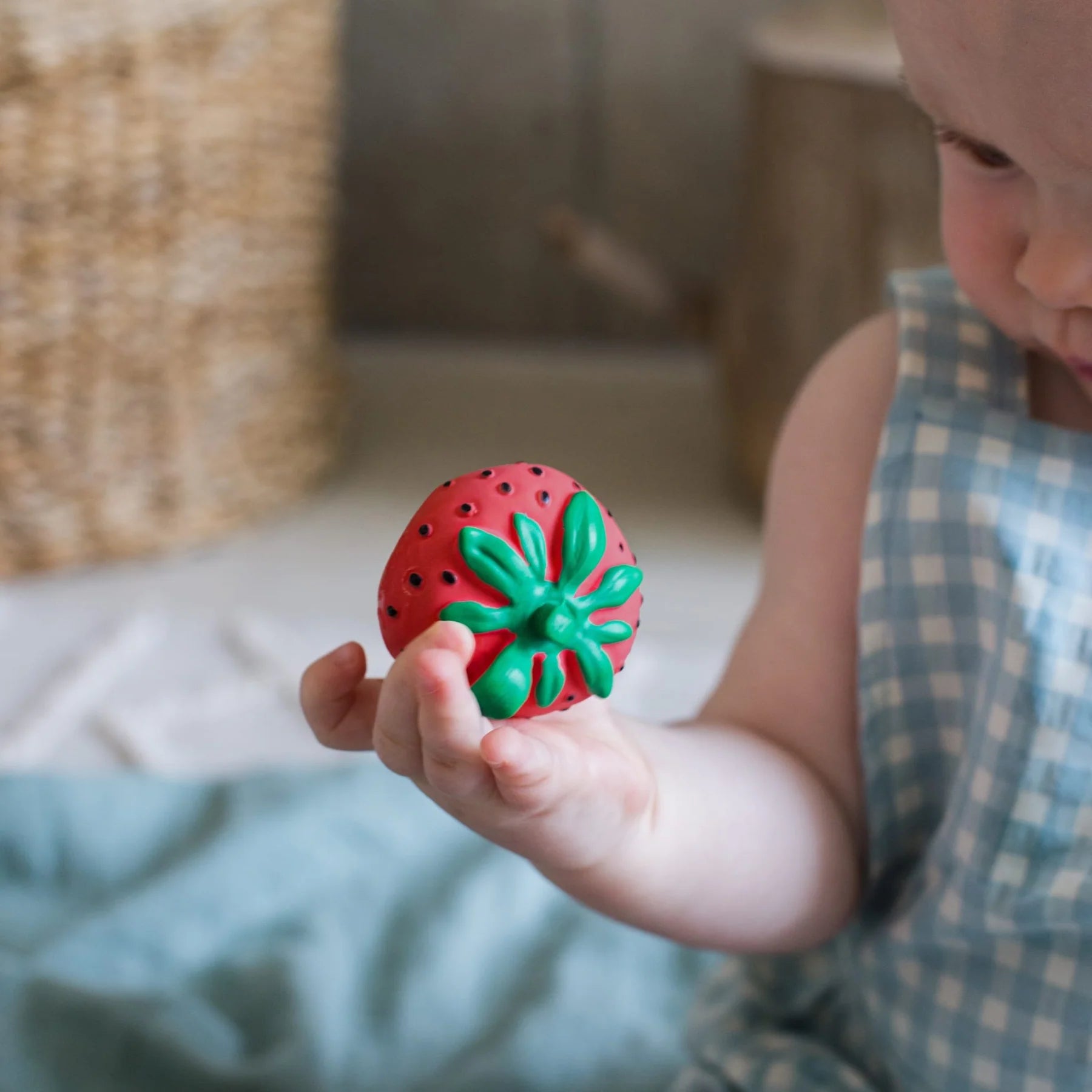 Oli & Carol - Beißring & Badespielzeug "Sweetie the Strawberry"