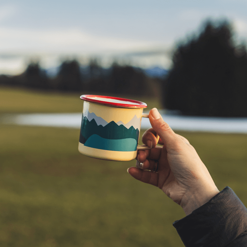 Roadtyping – Emaille Becher Berge, outdoor-tauglich & hitzebeständig