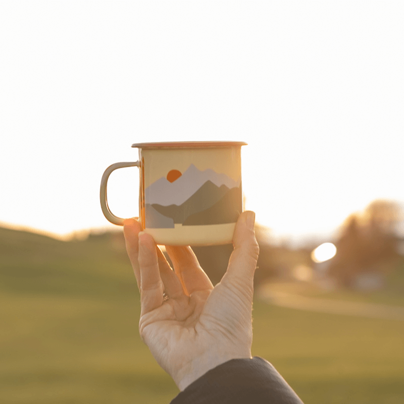 Roadtyping – Emaille Becher Berge, outdoor-tauglich & hitzebeständig