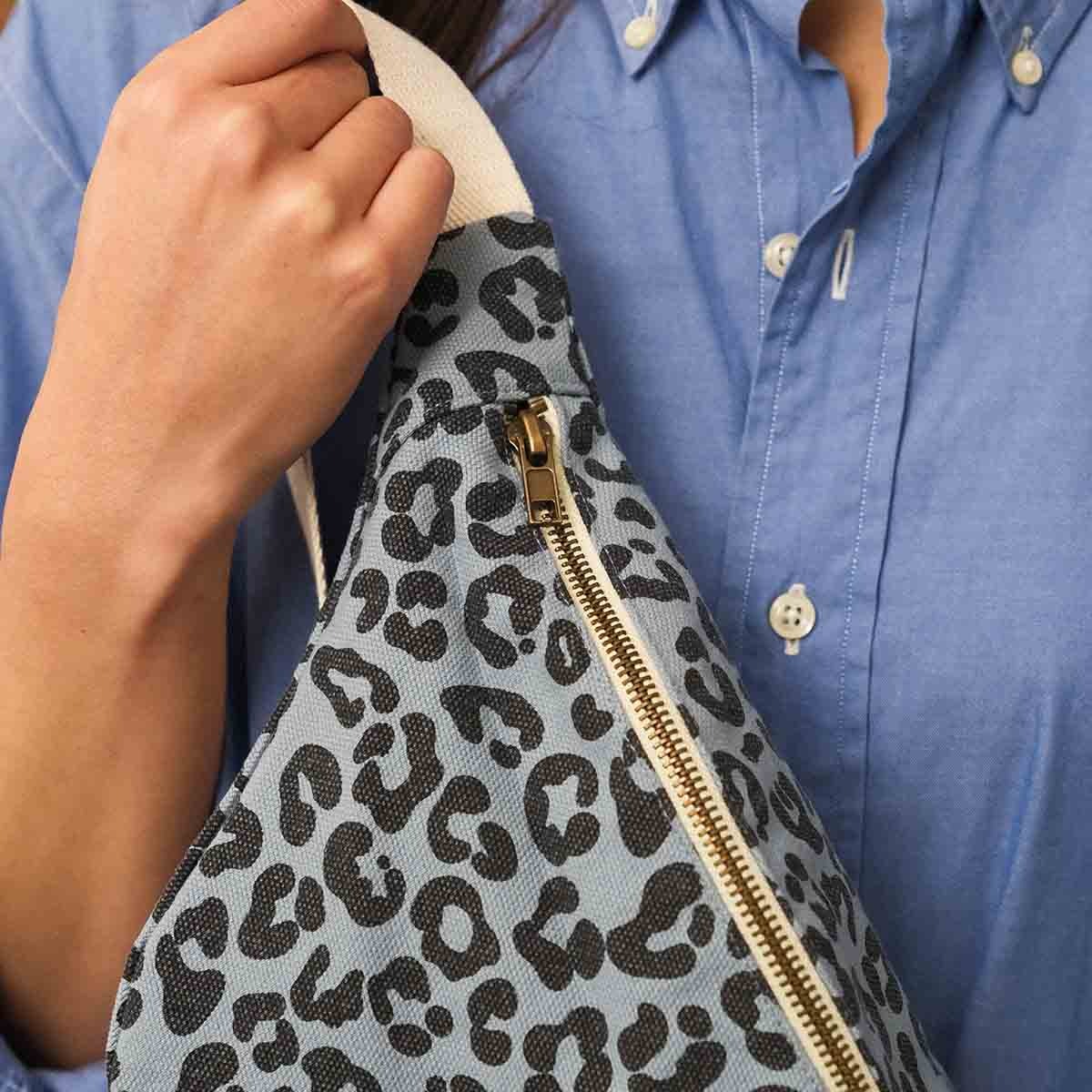 Rose in April - Bauchtasche, Gürteltasche "Graou Blue", Schultertasche