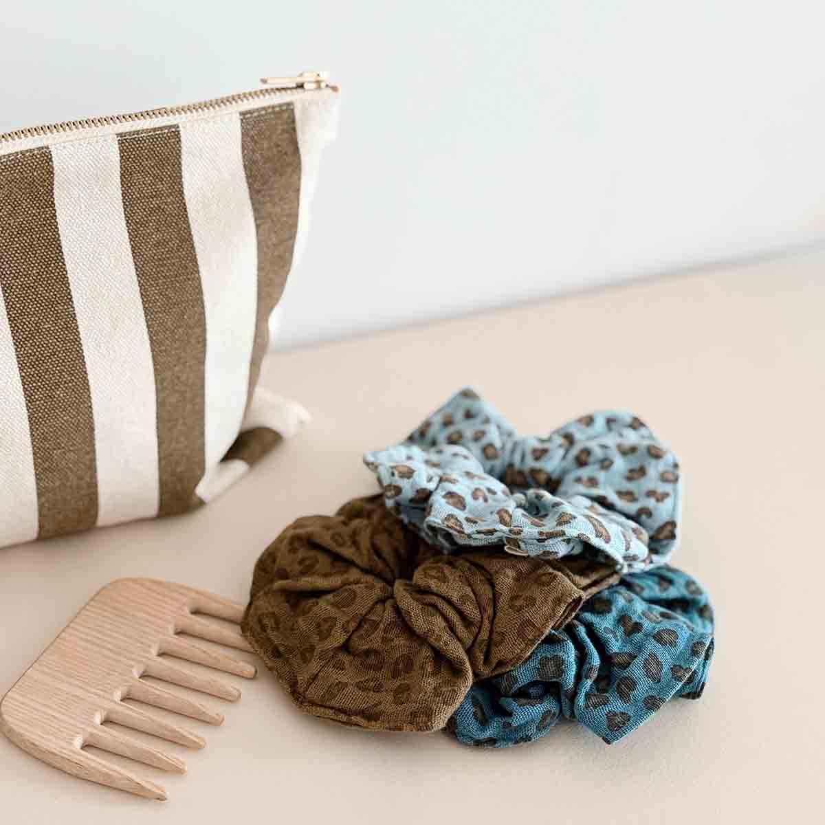 Rose in April - Haargummi "Scrunchie Leopard Blue Jean"