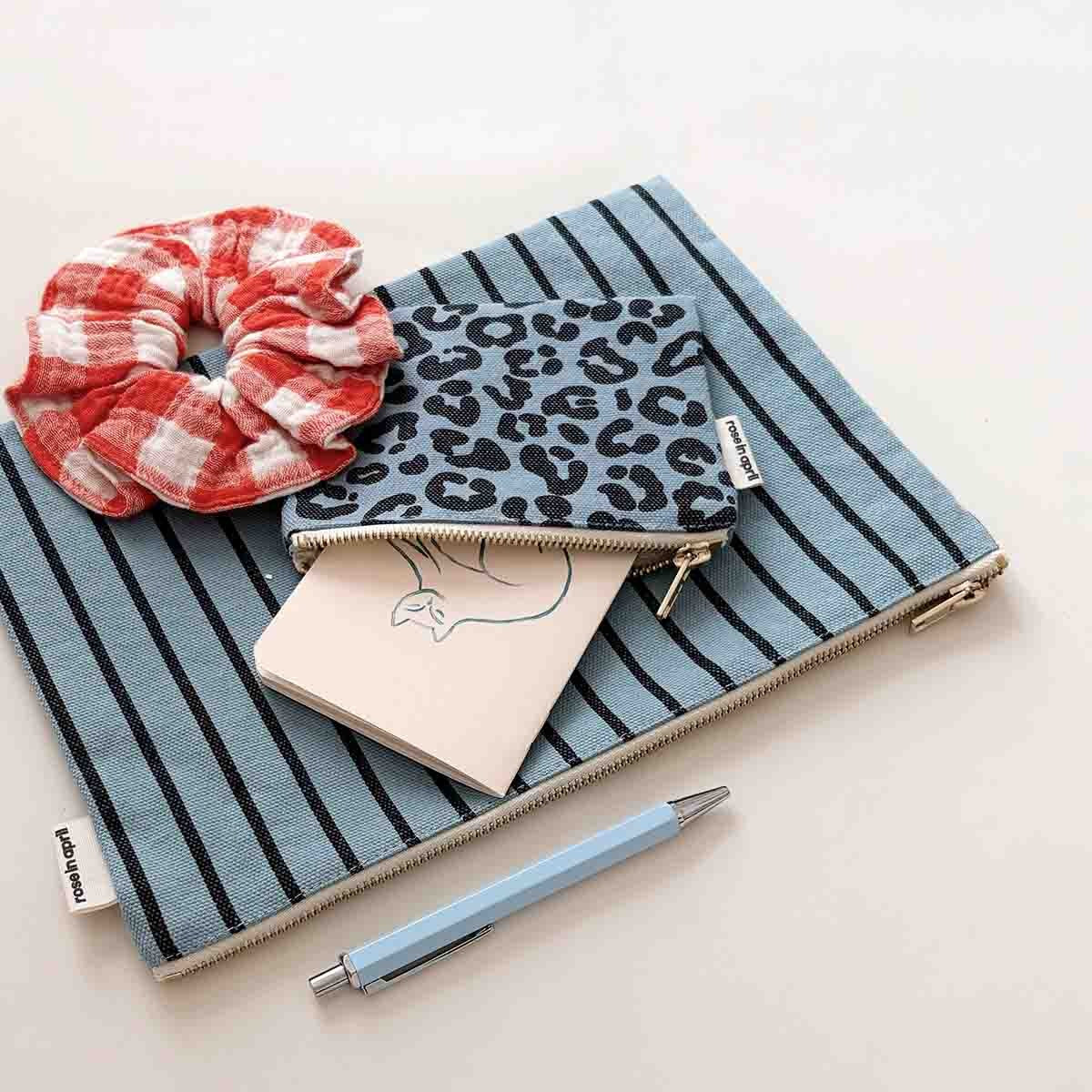 Rose in April - Kosmetiktasche / Kulturbeutel "Tennis Sky Blue"