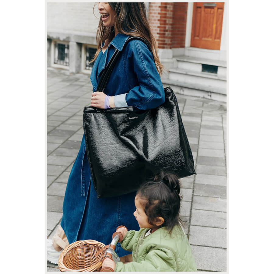 Studio Noos - Mom Bag "Reversible Lacquer" - Wickeltasche, Shopper