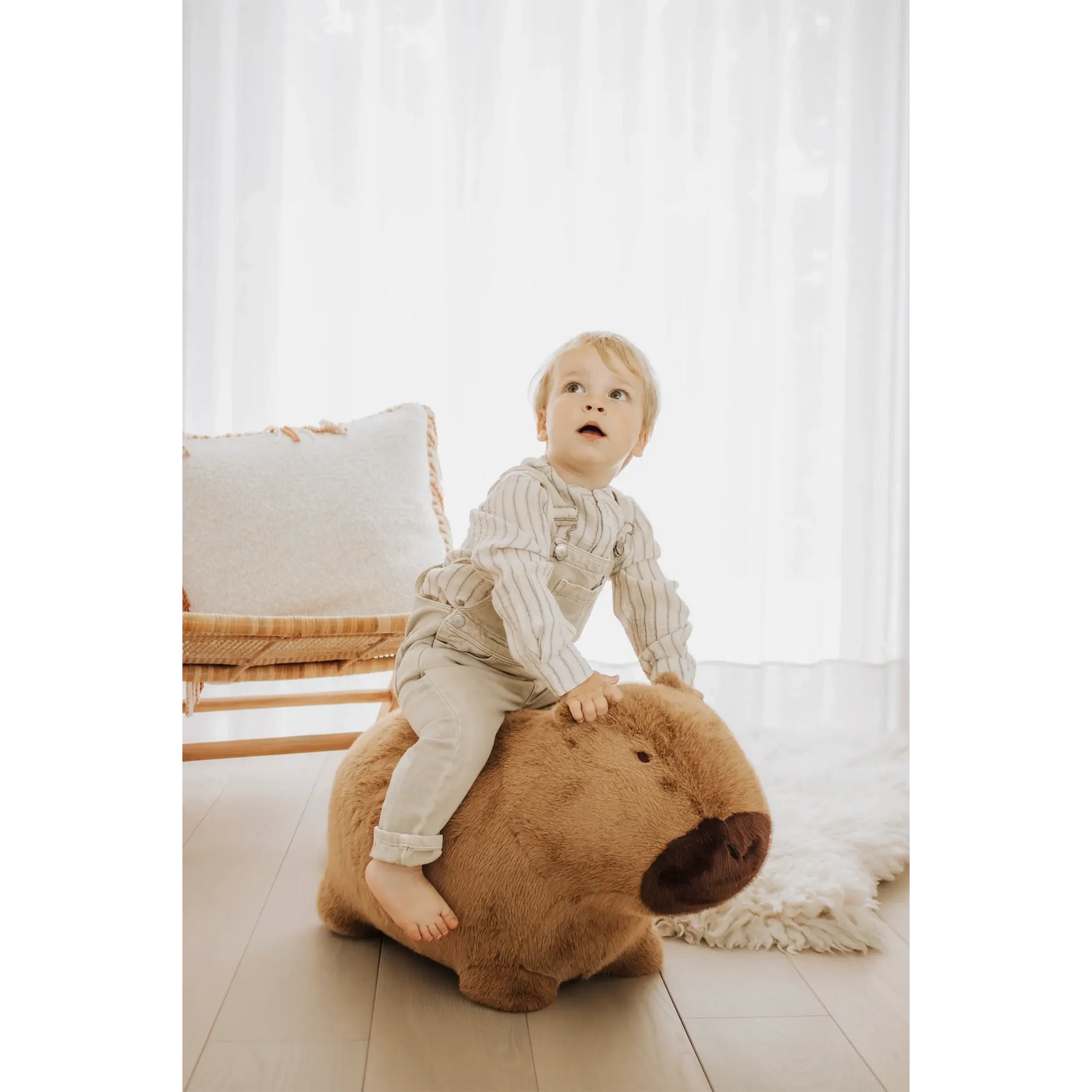 Wild & Soft – Hüpftier „Capybara“ aus Plüsch mit Pumpe, handgefertigt