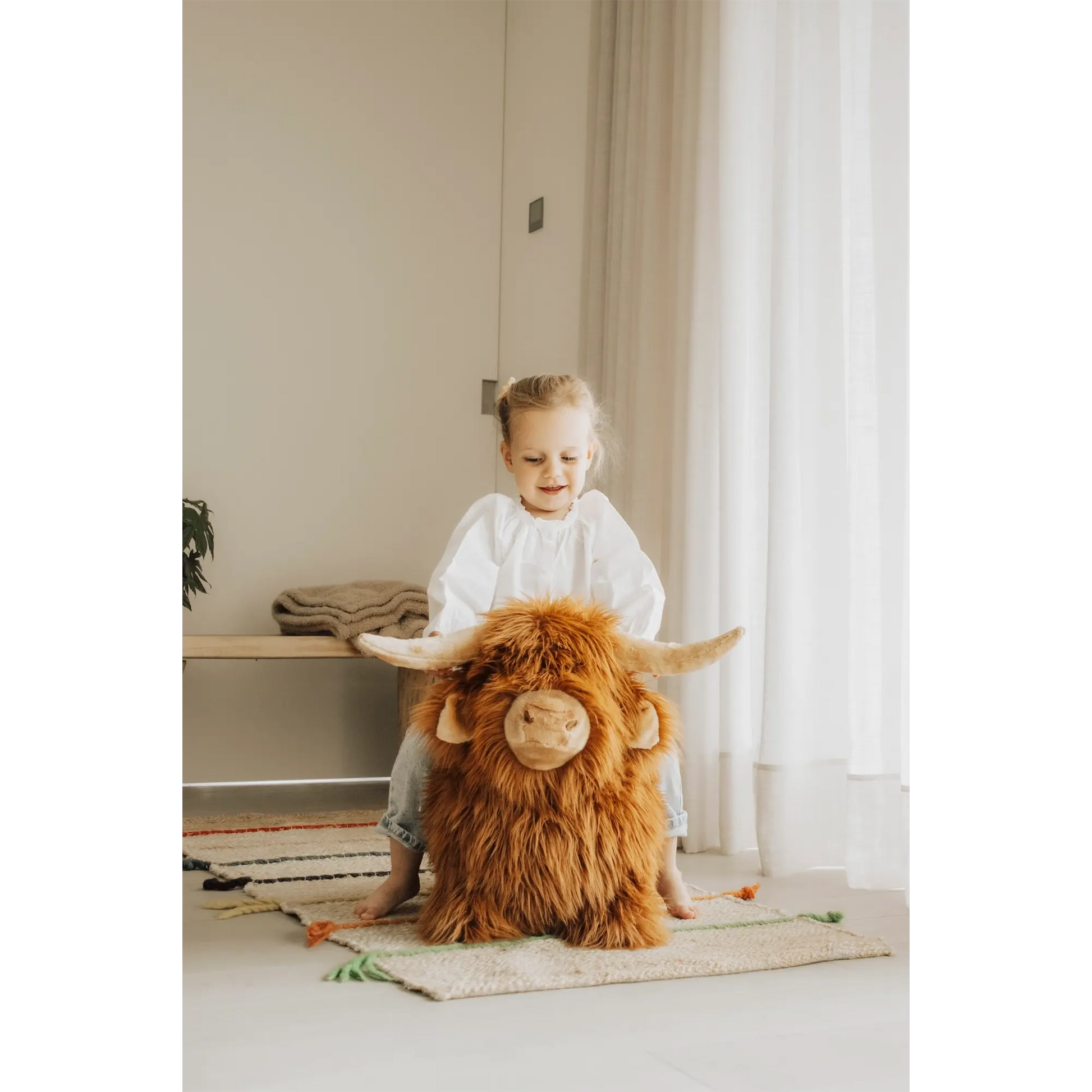 Wild & Soft – Hüpftier „Highland Cow“ aus Plüsch mit Pumpe, handgefertigt