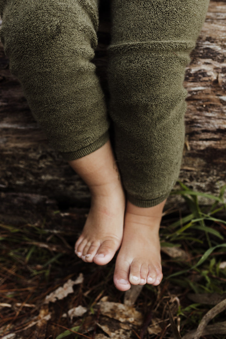 TEDDY-STRUMPFHOSE MIT TRÄGERN OHNE FUSS OLIVE