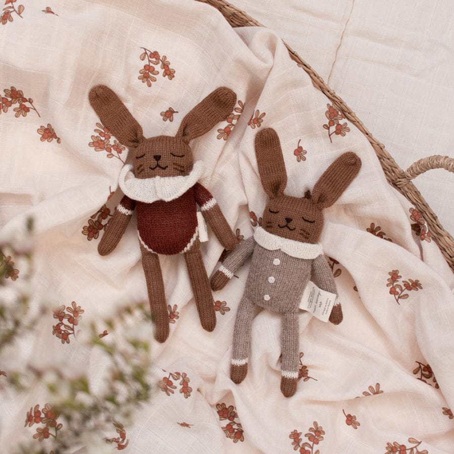 Main Sauvage - Kuscheltier "Bunny Jumpsuit Oat"