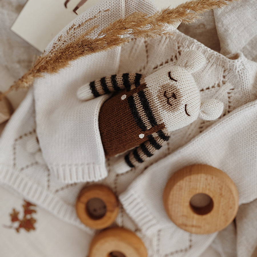 Main Sauvage - Kuscheltier "Polar Bear Nut Overalls"