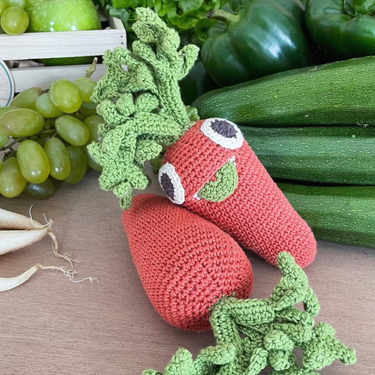Myum The Veggy Toys - gehäkelte Rassel Karotte aus Bio-Baumwolle